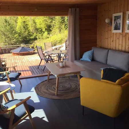 Tustna Ladestasjon * Hals