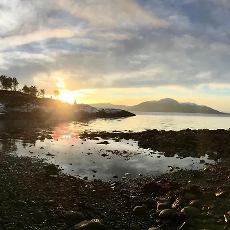 Tustna Ladestasjon Lodge *